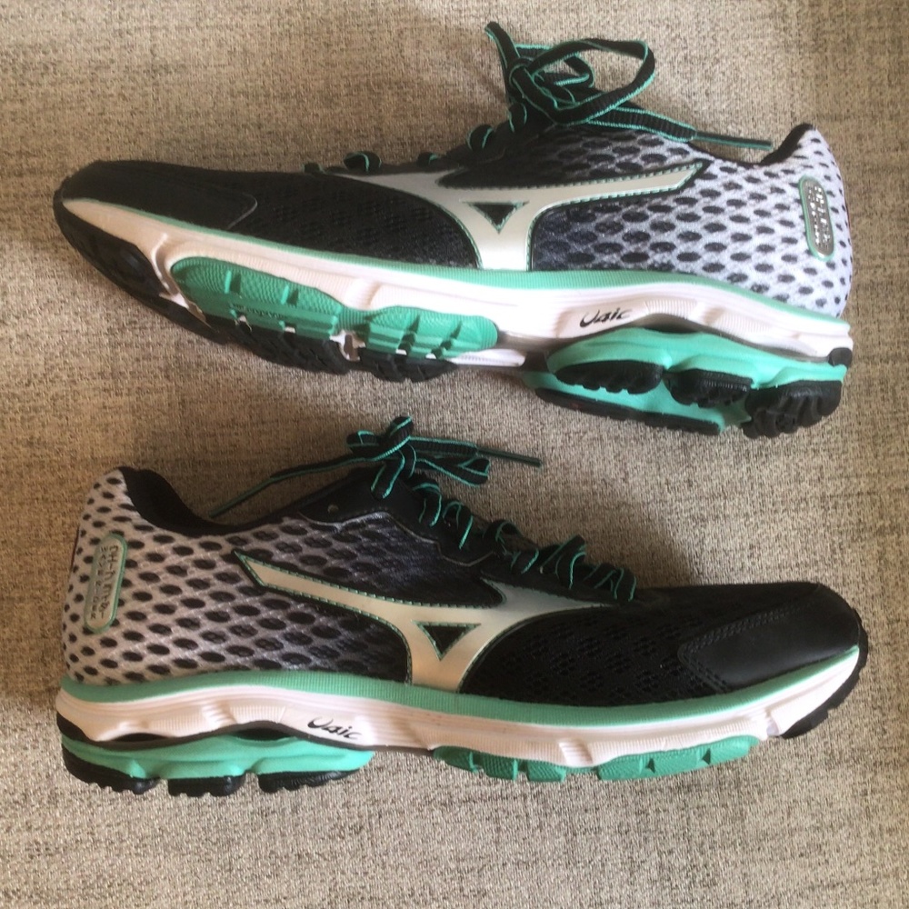NWOT Mizuno Women’s Athletic Shoes SZ 8.5
